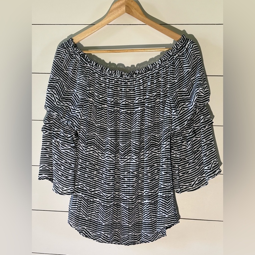 White House Black Market Off-Shoulder Top. Beautiful sleeves. Size M